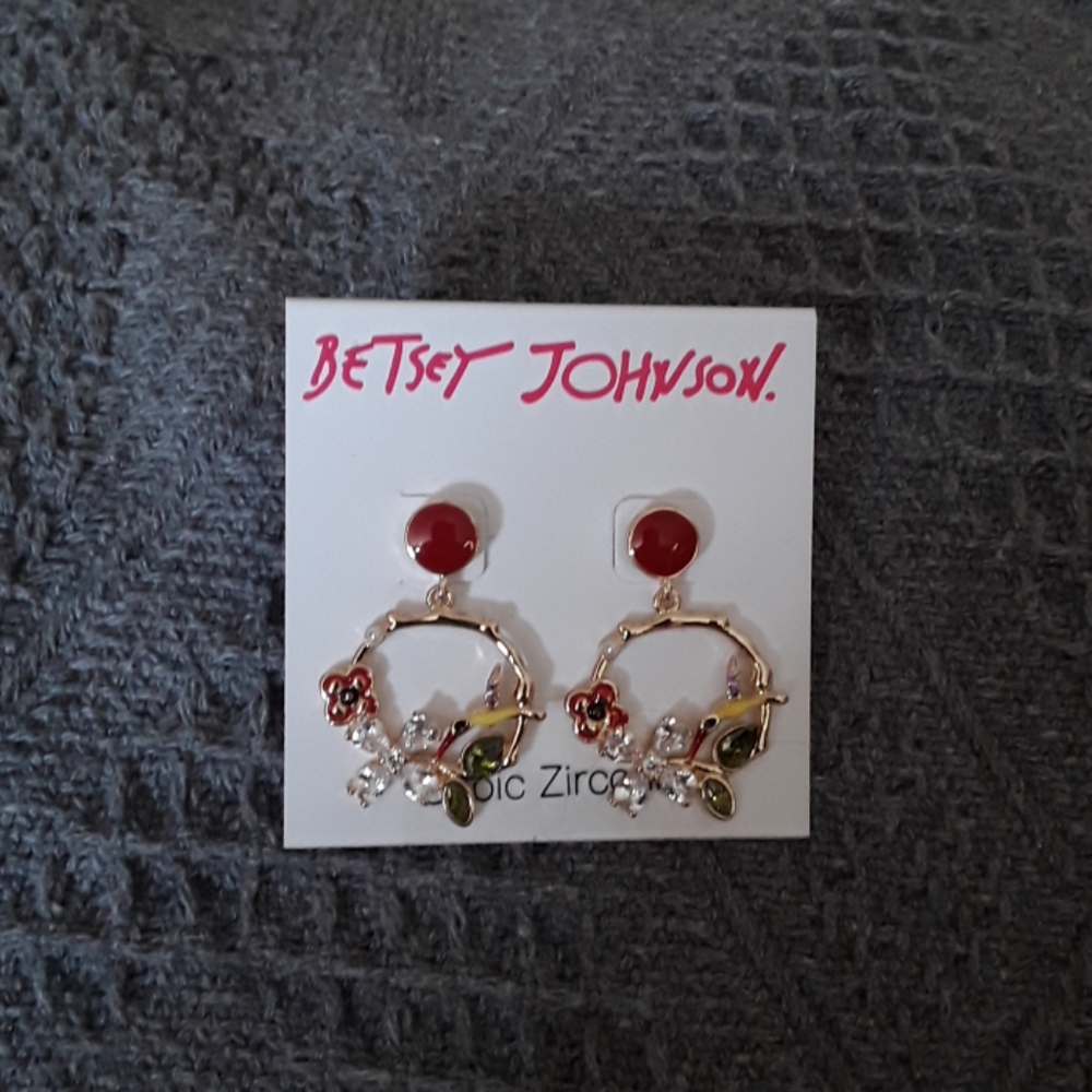 NWT  Betsey Johnson CZ FLOWER HUMMINGBIRD EARRINGS - Picture 3 of 8